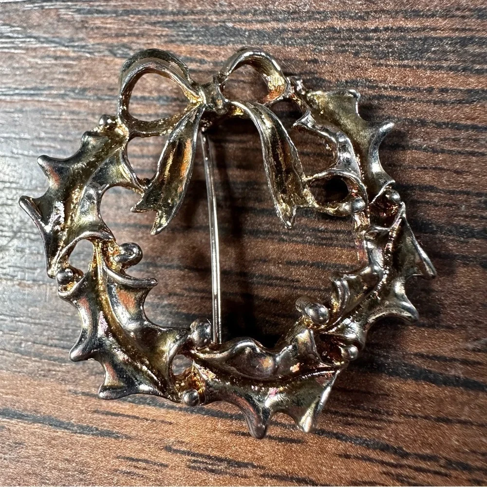 VTG Enamel Christmas Wreath Brooch Set of 2